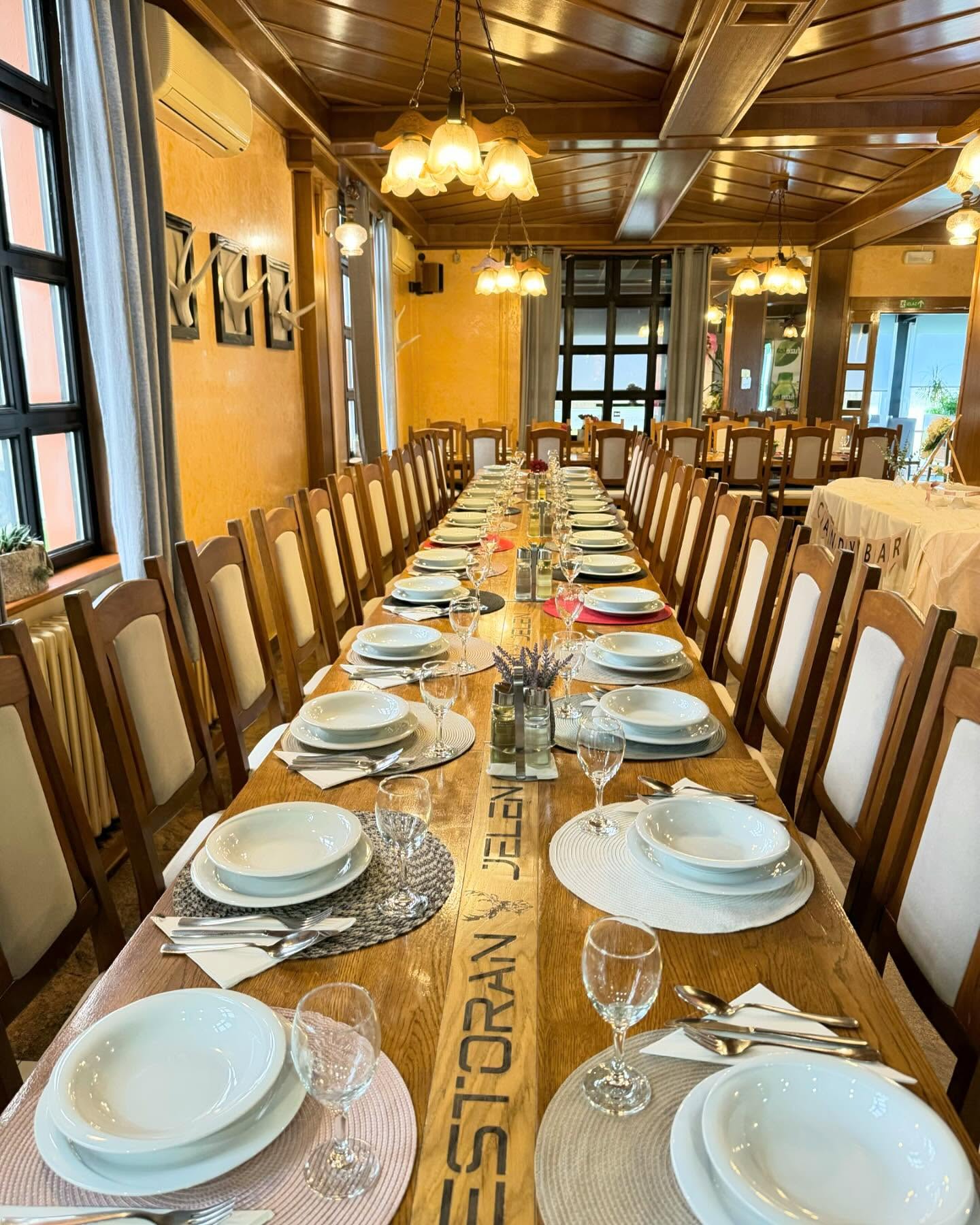 Restoran Jelen, banquet table